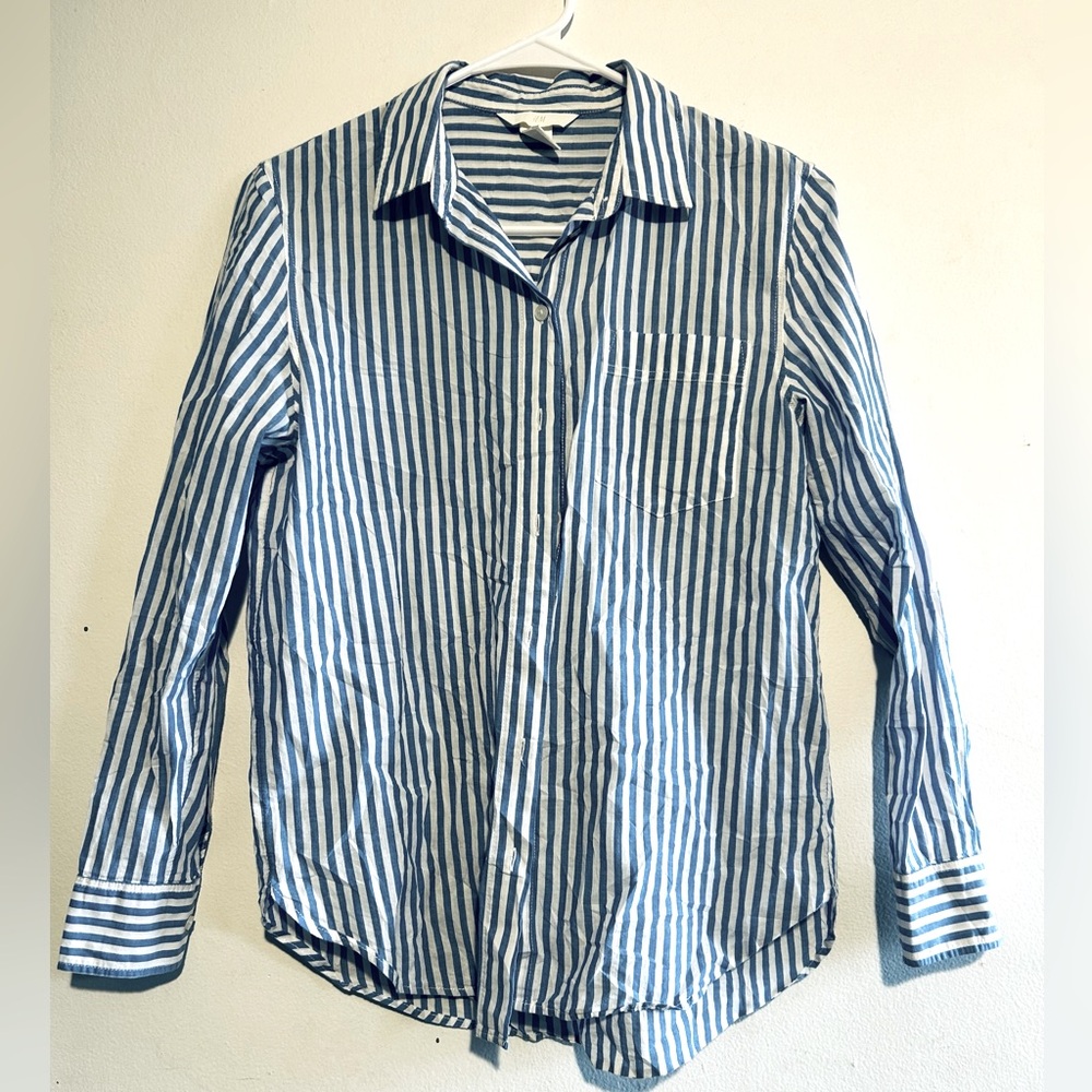 H&M women’s blue and white pinstripe button up